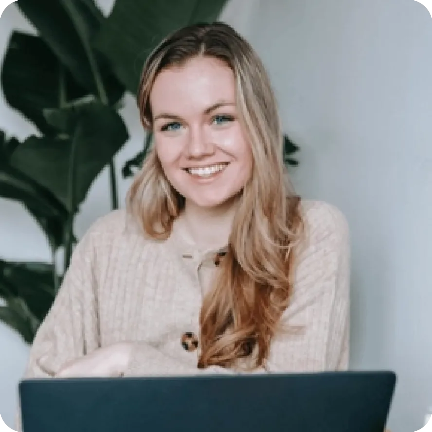 Chica con ordenador | Girl with laptop