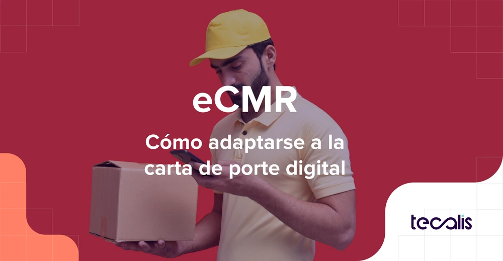Repartidor con camiseta y gorra amarilla sosteniendo una caja de cartón mientras consulta su teléfono móvil, sobre un fondo rojo