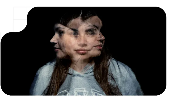 Mujer con la cara en diferentes posiciones para recibir un escaneado de deepfake