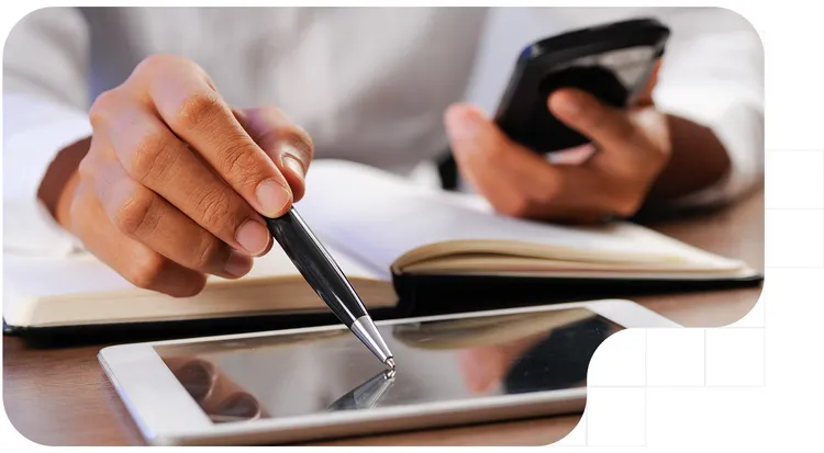 Persona utilizando firma electrónica cualificada en una tablet