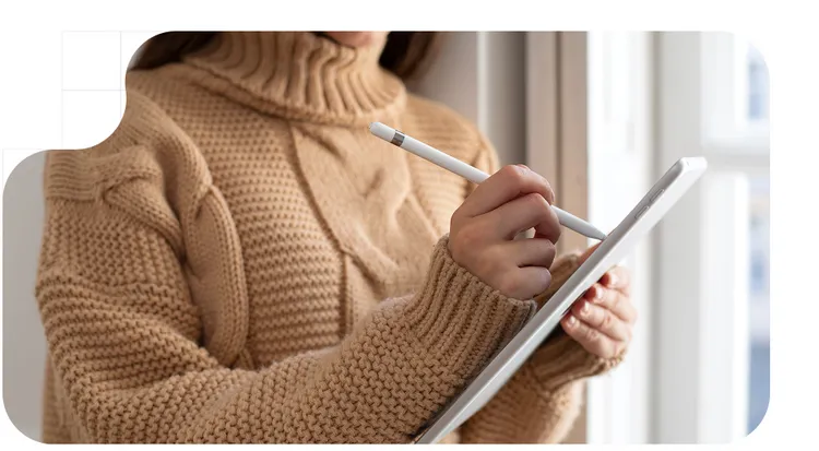 Mujer firmando un documento en una tablet