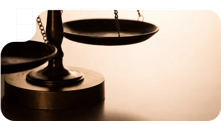 Detalle de una balanza de la justicia como símbolo de la nueva ley de eficiencia procesal.