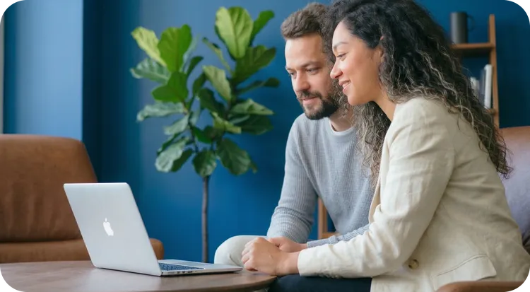 Persona enviando correo certificado online con validez legal desde su ordenador.