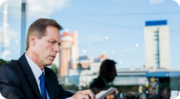 Hombre de negocios gestionando trámites con firma electrónica RGS.