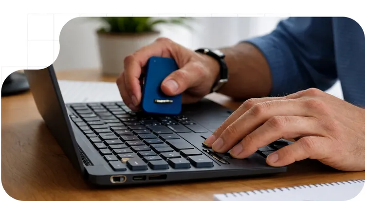 Mano conectando un dispositivo USB de seguridad en un portátil para gestionar el sello electrónico.