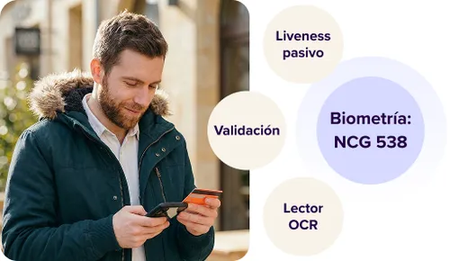Hombre realizando una transacción con su móvil y tarjeta, junto a un esquema de las aplicaciones biométricas para cumplir la norma NCG 538.