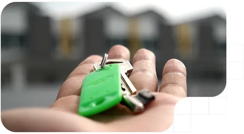 A person with the keys of his/her lease agreement house