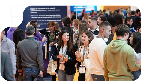 Profesionales de recursos humanos intercambiando ideas durante el HR Expo